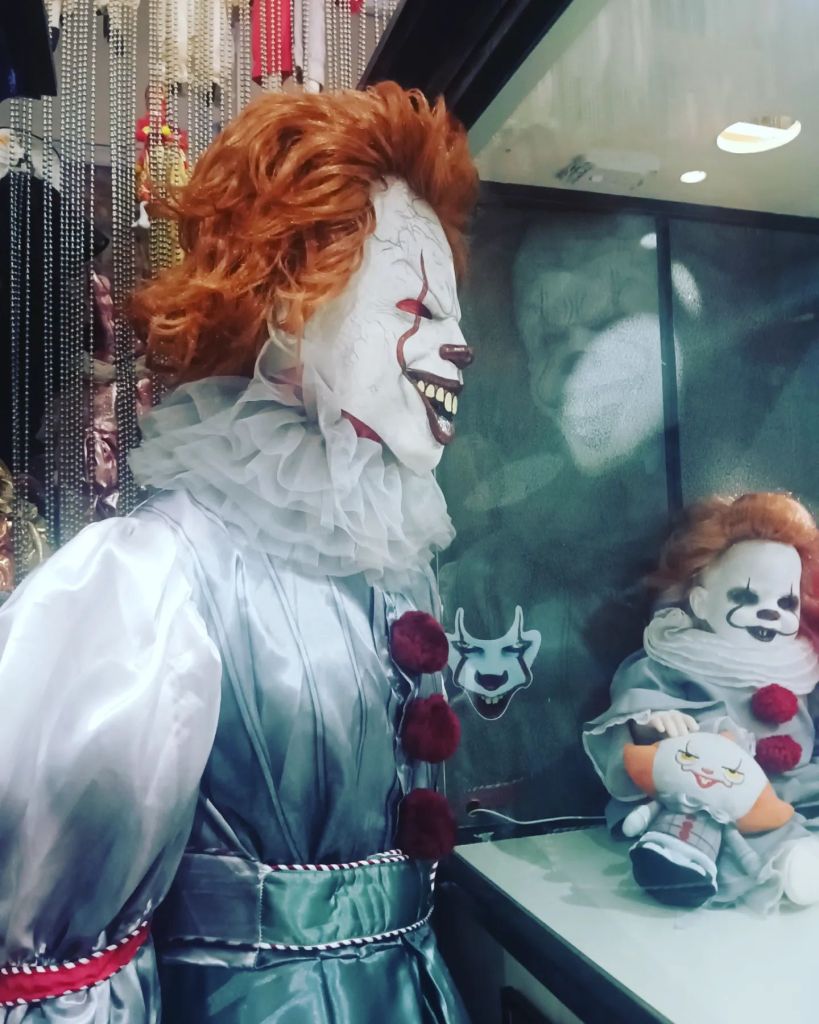 The reflection of Pennywise is everything! 