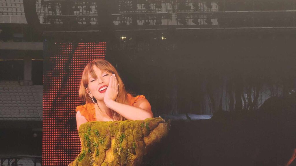 Melbourne was the biggest show of Taylor's career! Needless to say, she was overwhelmed by the crowd in the best way possible